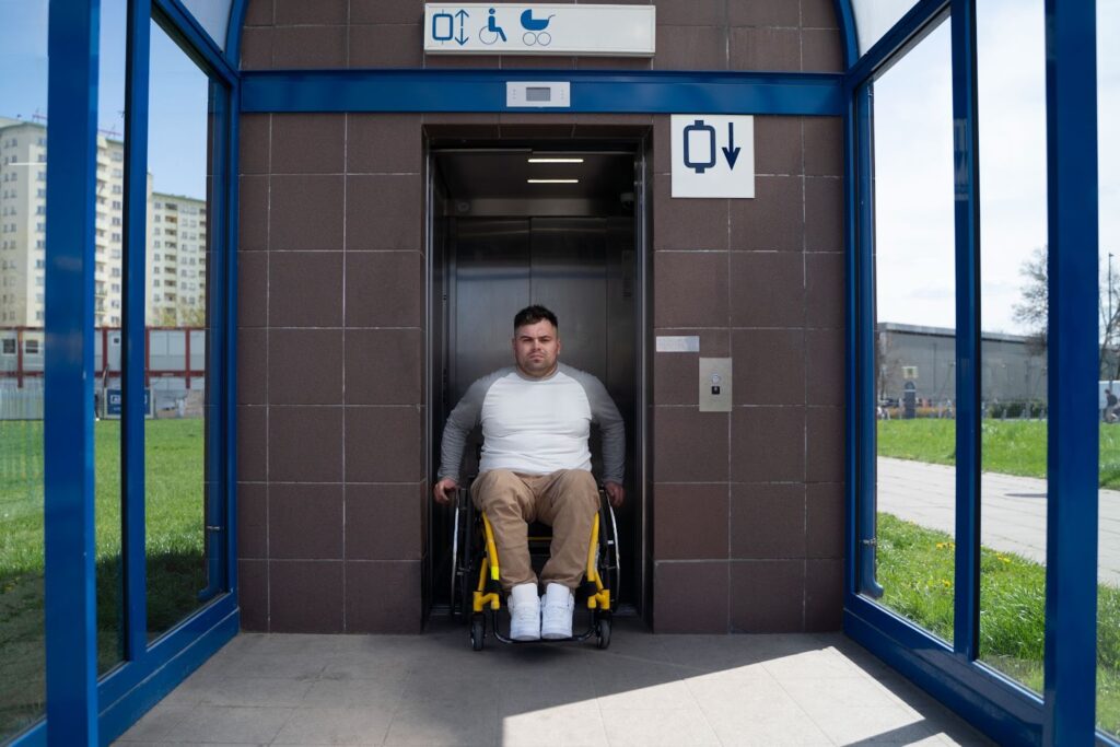 ascensores personas con discapacidad
